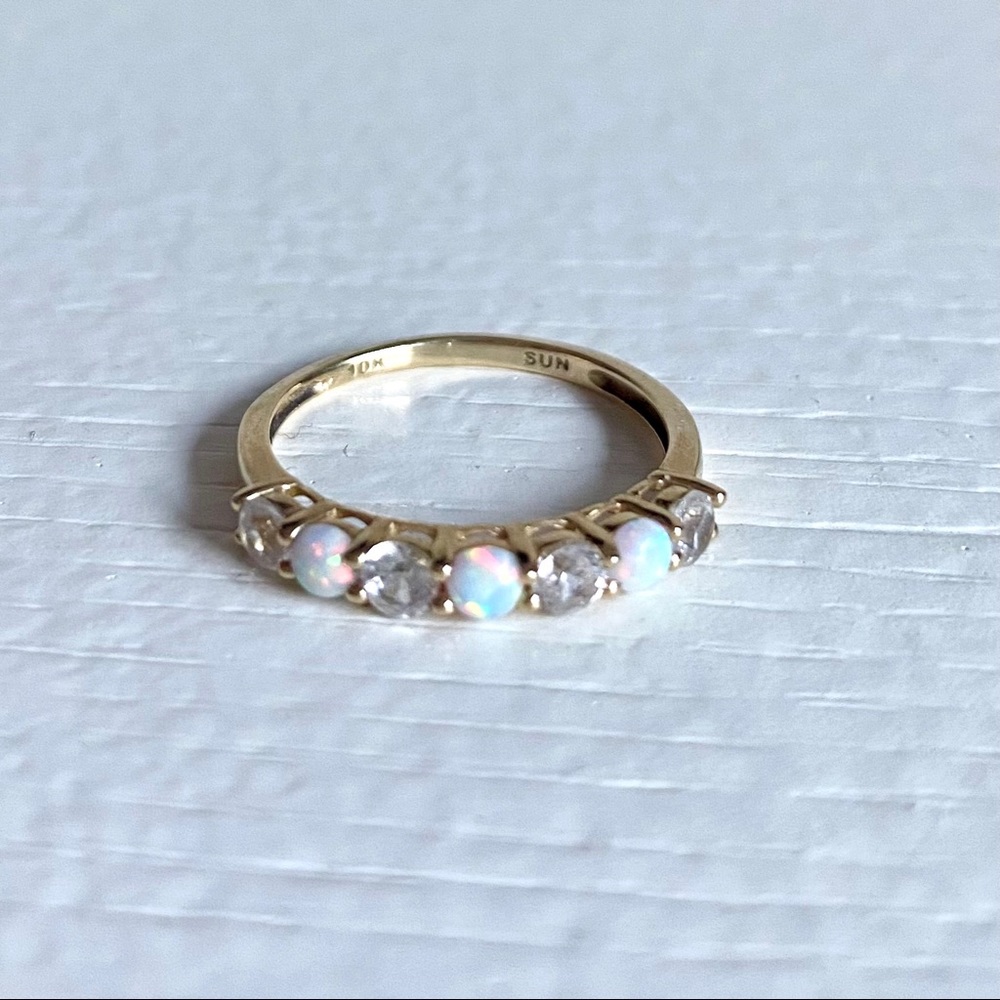 White Opal 10K Gold Cocktail Ring Size 7